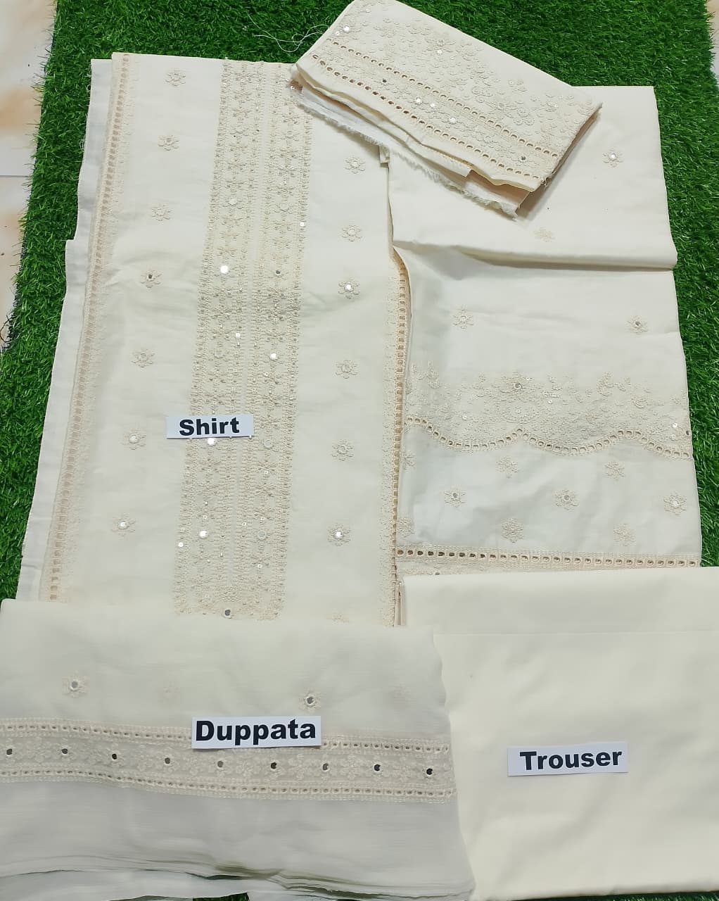 Bareeze White Embroidered Stone Chickankari Lawn 3pc D1