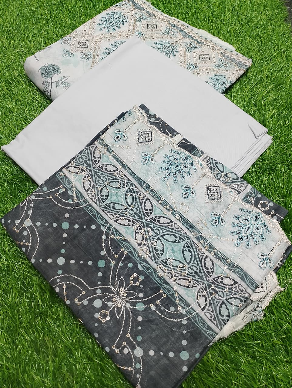 Dur-e-Fashion Printed Embroidered Lawn 3pc D3