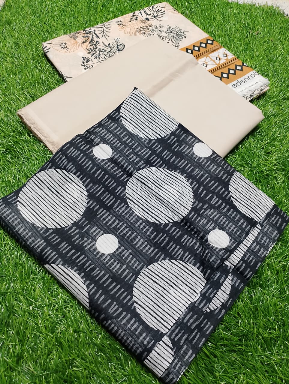 Edenrobe Luxury Printed Lawn 3pc Vol 1 D1