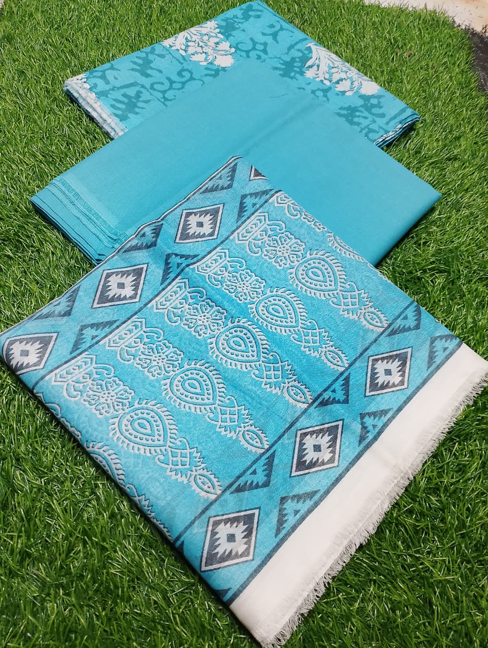 Edenrobe Luxury Printed Lawn 3pc Vol 1 D3