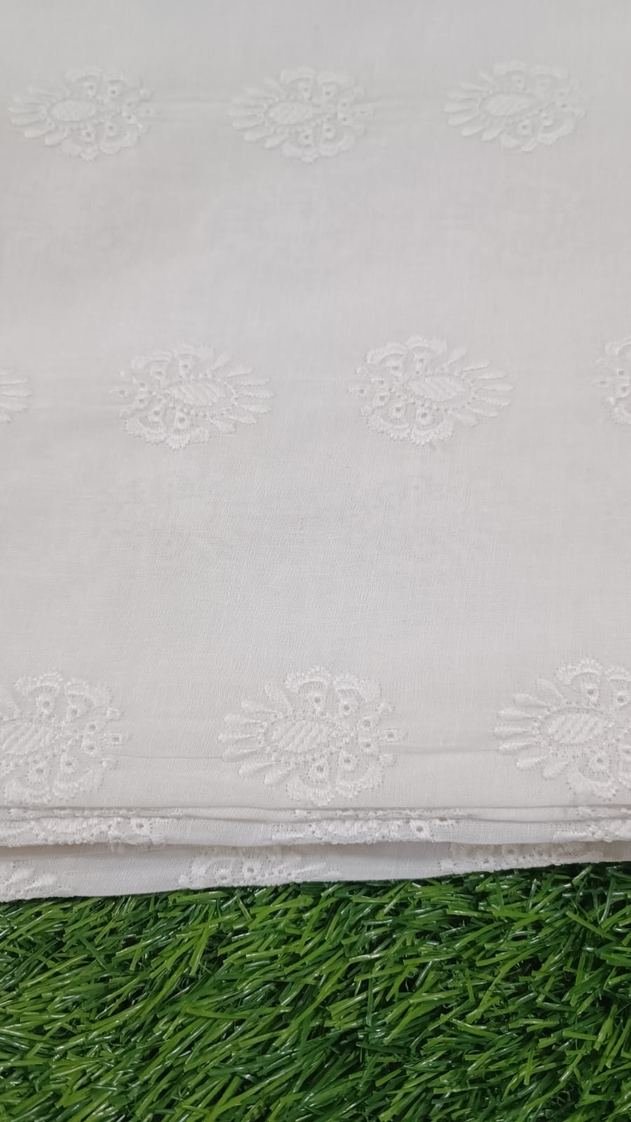 WHITE CHICKEN EMBROIDERED 3PC D6