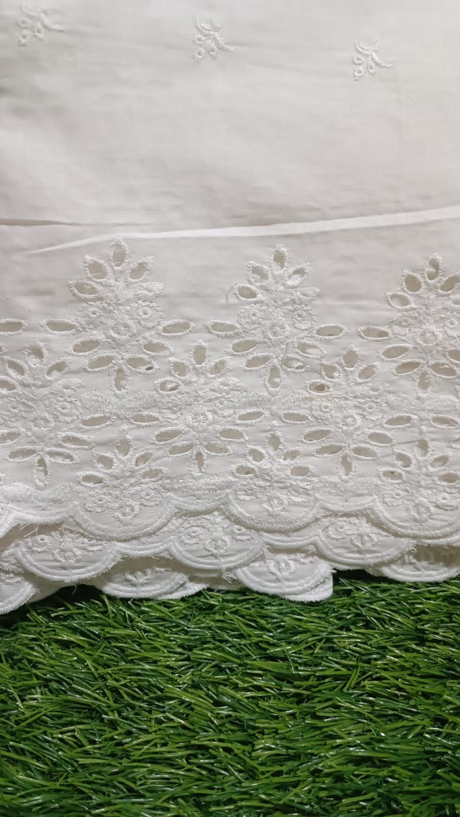 WHITE CHICKEN EMBROIDERED 3PC D5