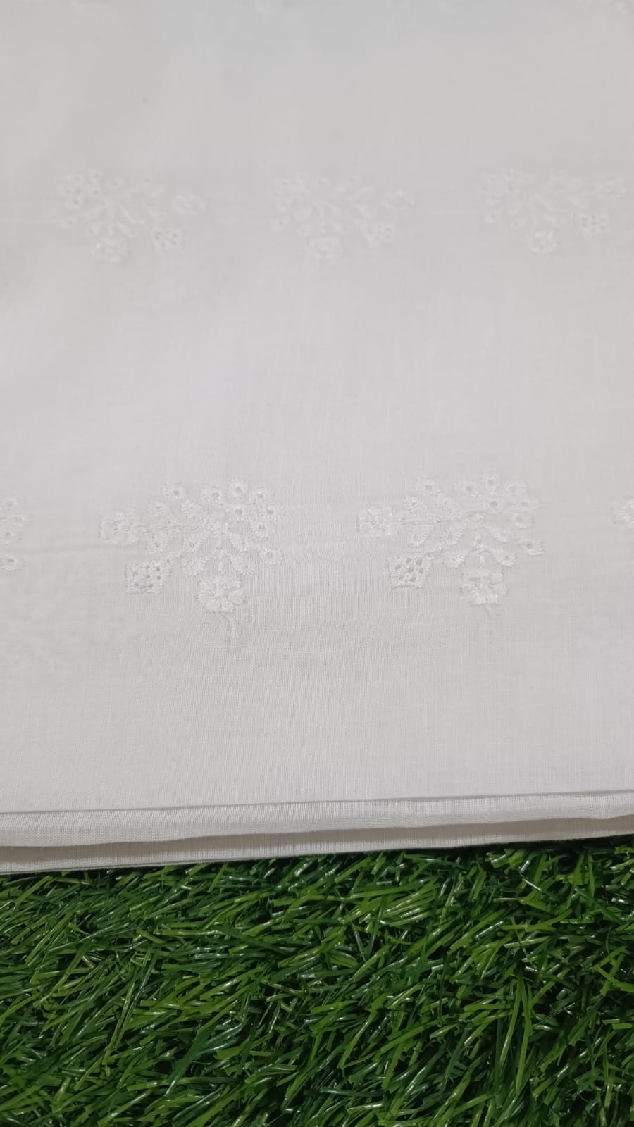 WHITE CHICKEN EMBROIDERED 3PC D4