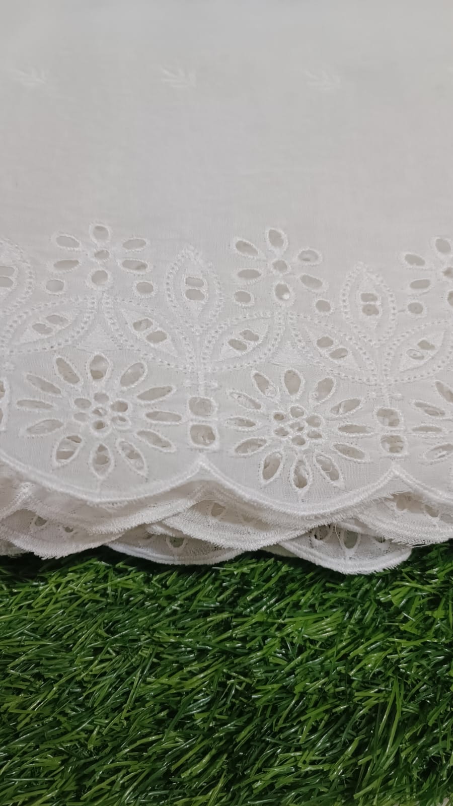 WHITE CHICKEN EMBROIDERED 3PC D4