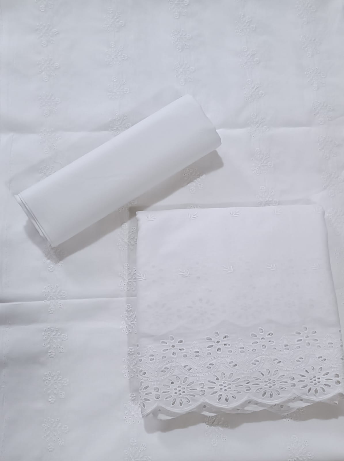 WHITE CHICKEN EMBROIDERED 3PC D4