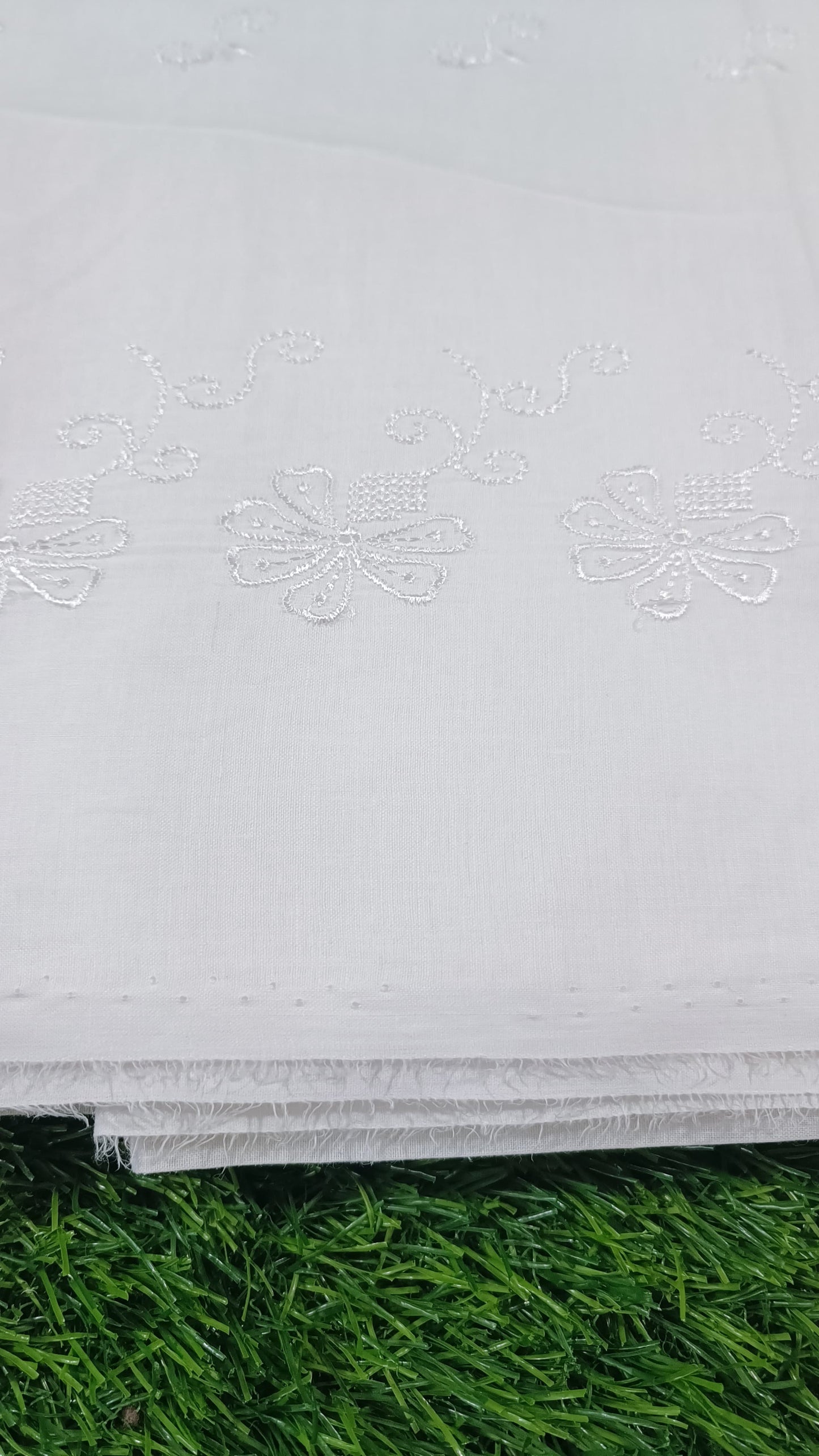 WHITE CHICKEN EMBROIDERED 3PC D1